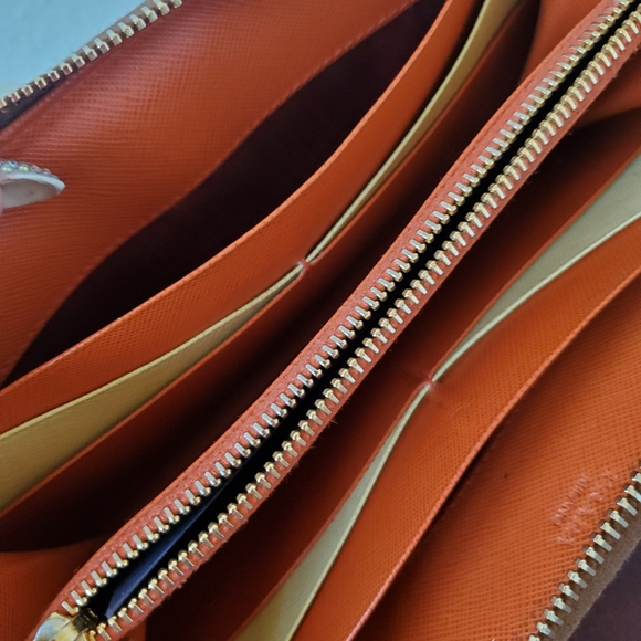 Authentic Prada Saffiano zippy wallet - Picture 4 of 12